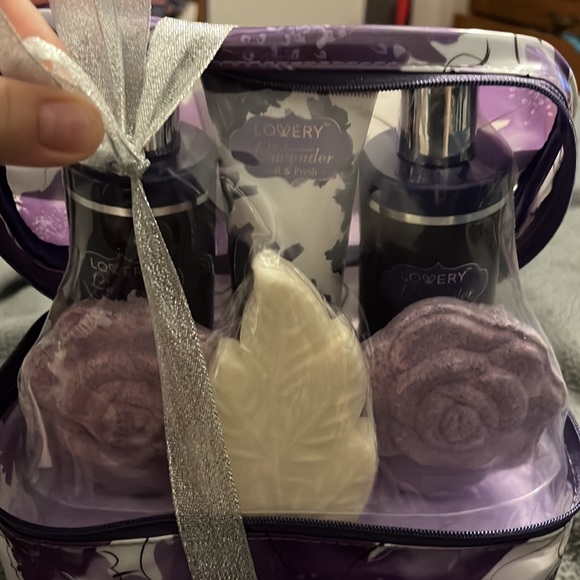 NWT 2 for $30 lovely Lavender Jasmin Bath gift set - Picture 5 of 5